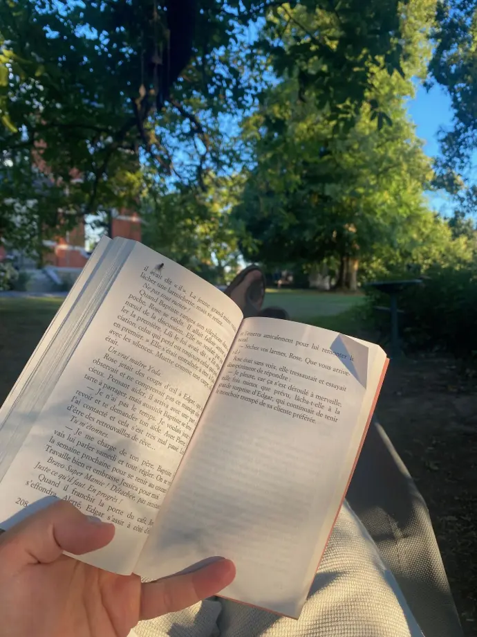 Lecture d'un livre dans le jardin de la villa confiturerie Lecture d'un livre dans le jardin de la villa confiturerie